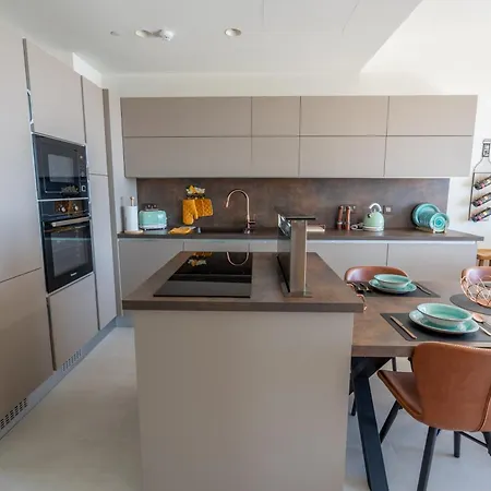 Oasis On The 27th, Mercury Tower Apartament